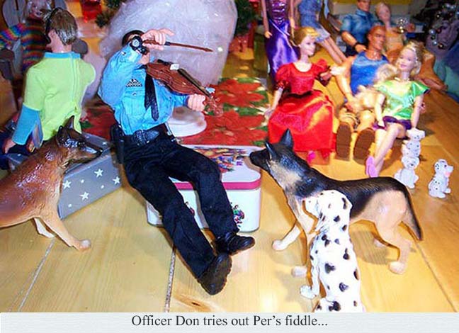Officer Don tries out Per's fiddle...